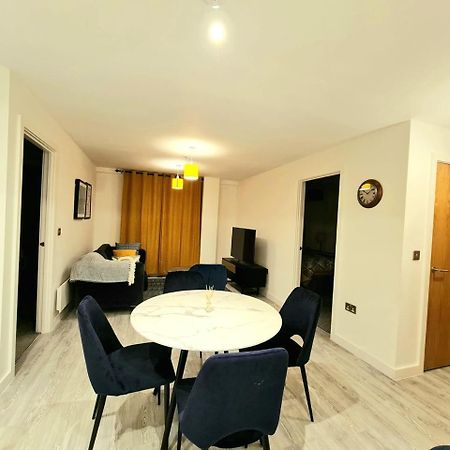 Exquisite Cosy 2-Bed Apartment In Salford Manchester Bagian luar foto