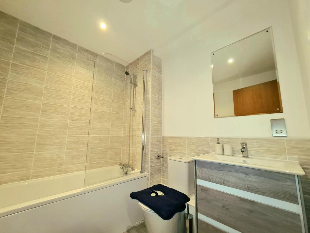 Exquisite Cosy 2-Bed Apartment In Salford Manchester Bagian luar foto