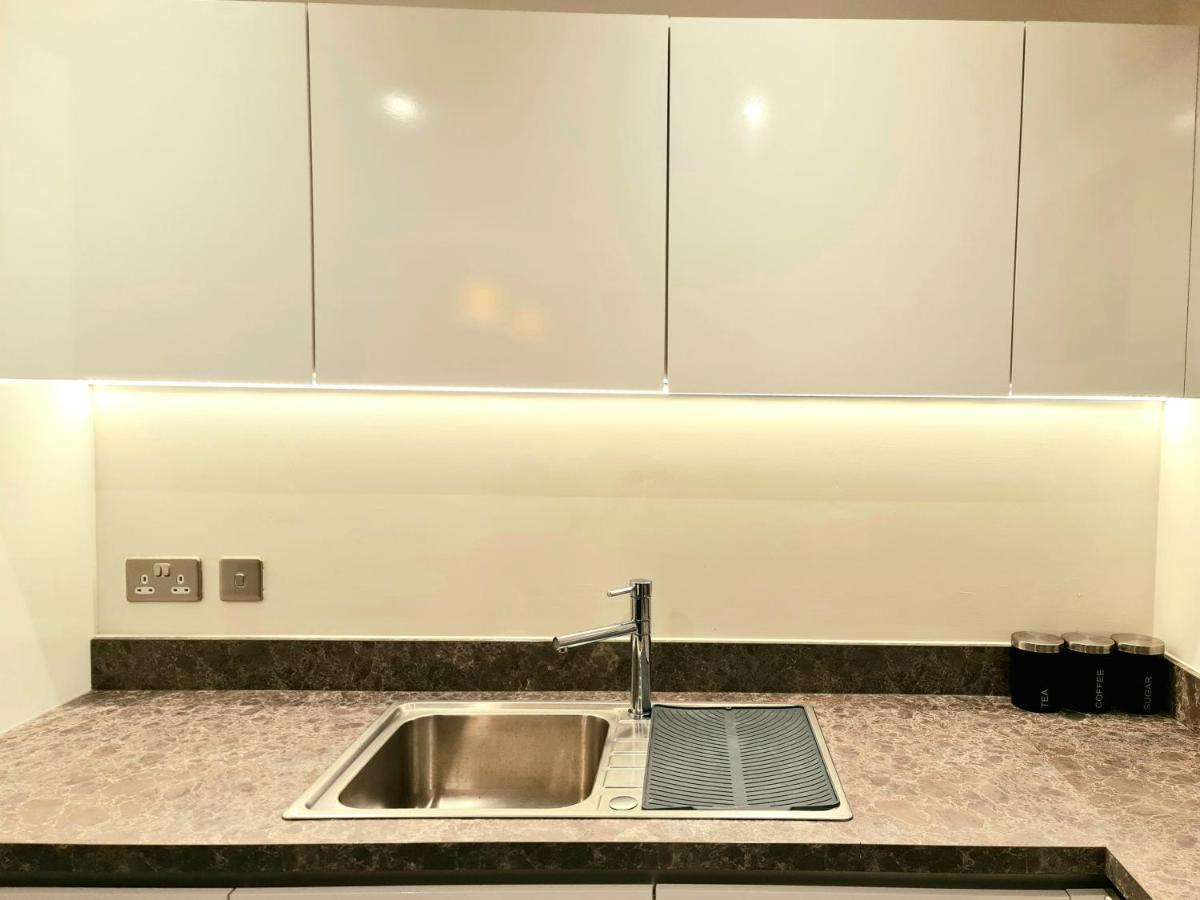 Exquisite Cosy 2-Bed Apartment In Salford Manchester Bagian luar foto