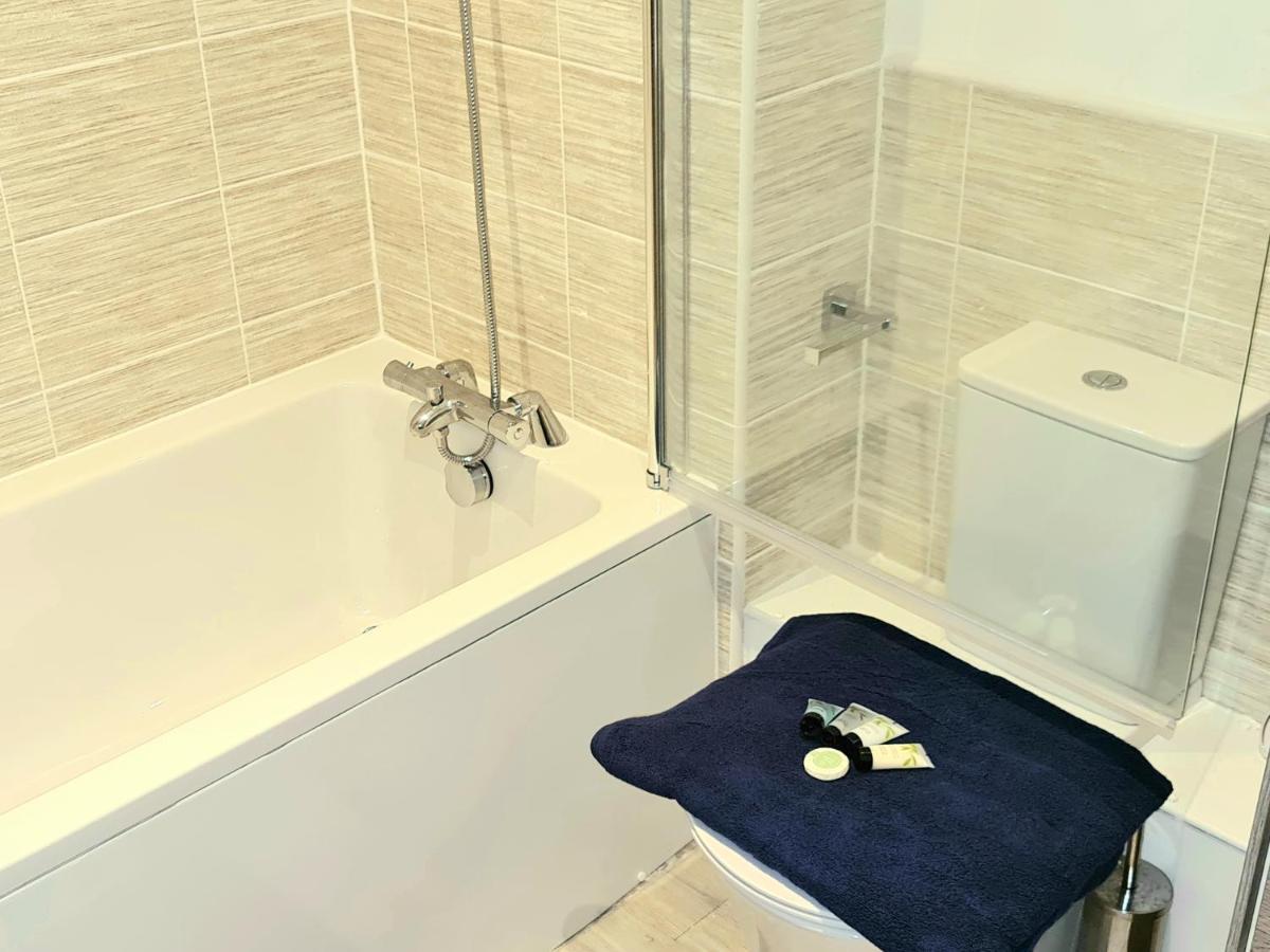 Exquisite Cosy 2-Bed Apartment In Salford Manchester Bagian luar foto
