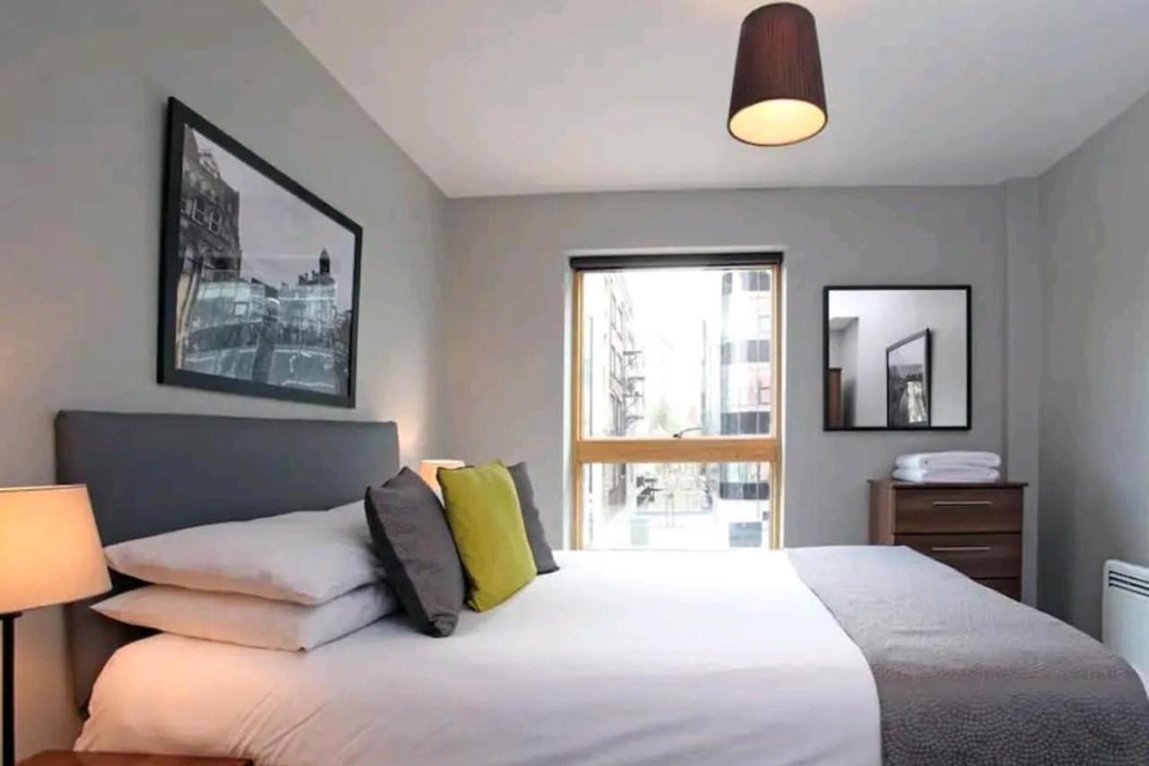 Exquisite Cosy 2-Bed Apartment In Salford Manchester Bagian luar foto