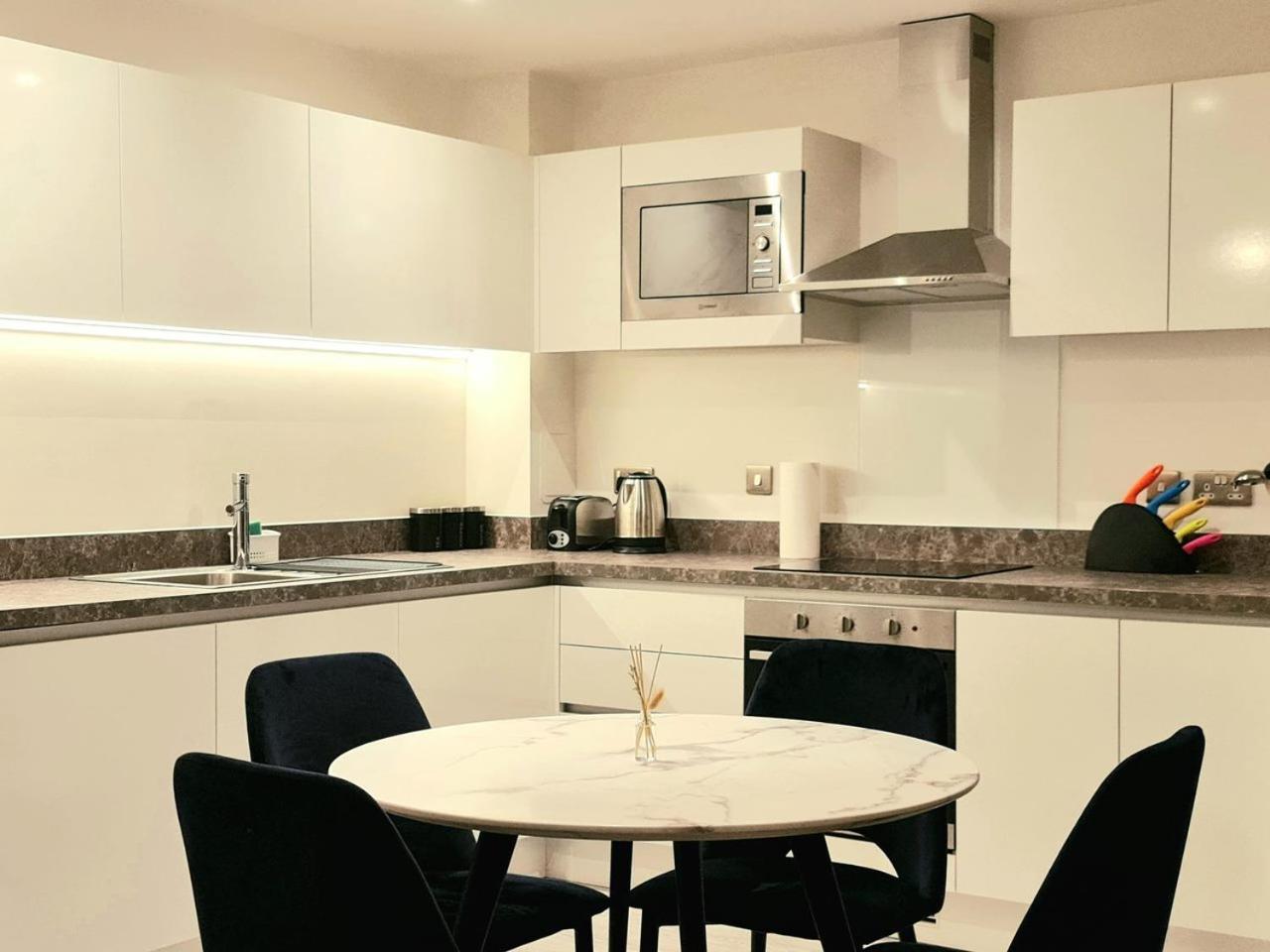 Exquisite Cosy 2-Bed Apartment In Salford Manchester Bagian luar foto