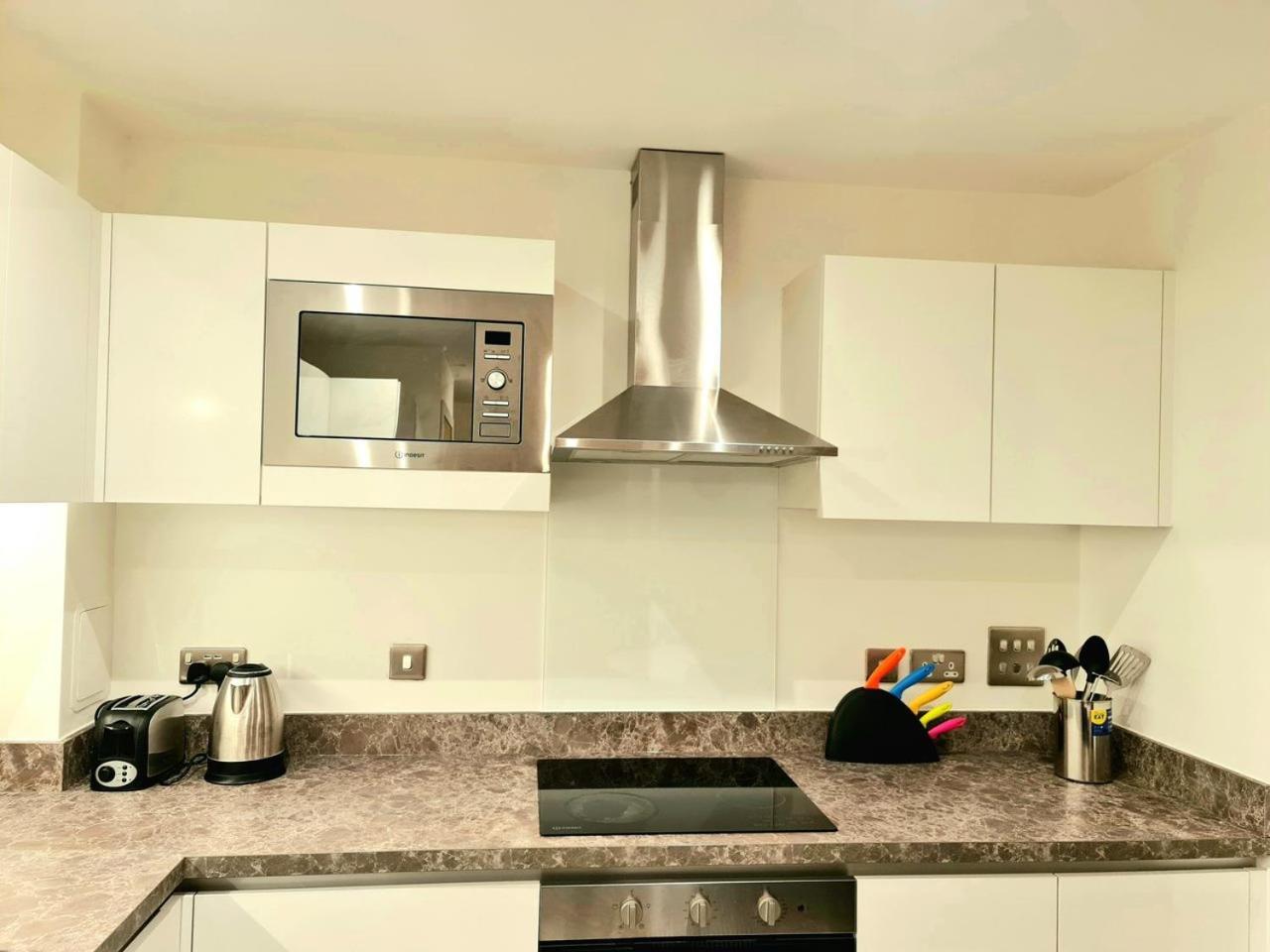 Exquisite Cosy 2-Bed Apartment In Salford Manchester Bagian luar foto