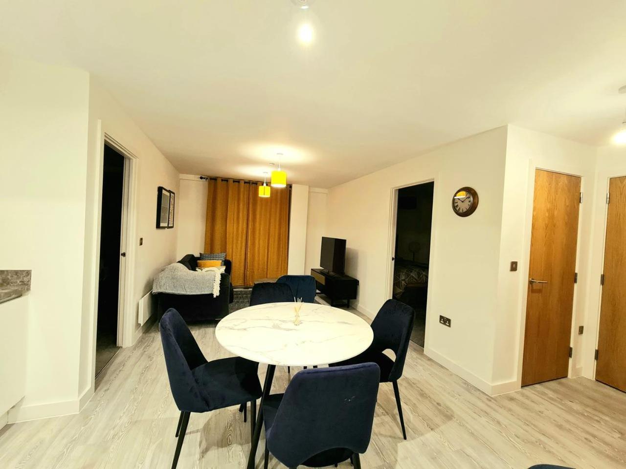 Exquisite Cosy 2-Bed Apartment In Salford Manchester Bagian luar foto