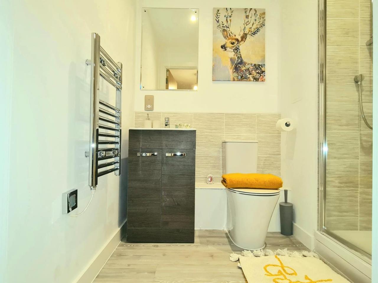 Exquisite Cosy 2-Bed Apartment In Salford Manchester Bagian luar foto