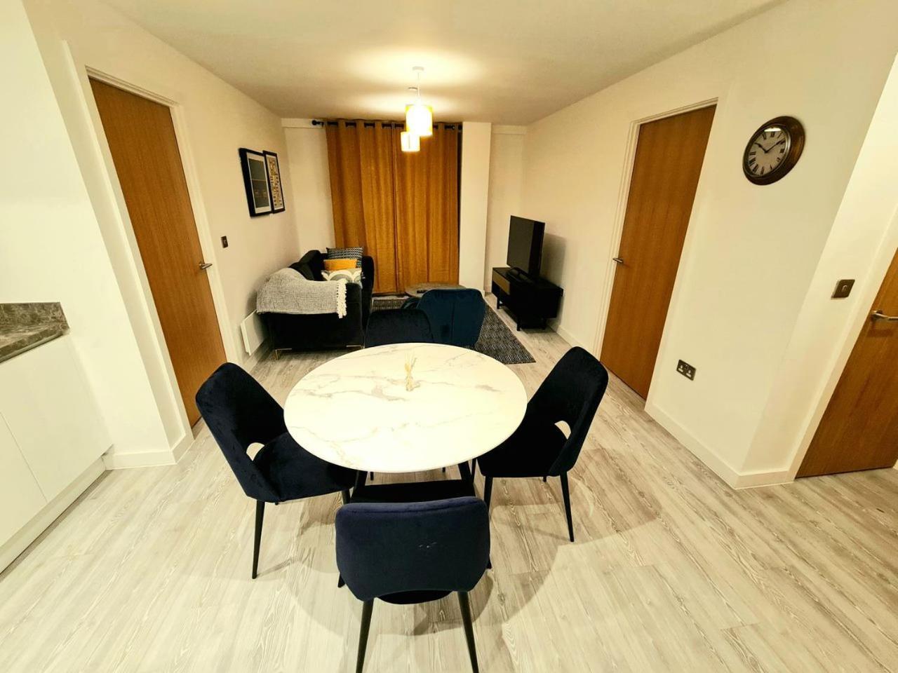Exquisite Cosy 2-Bed Apartment In Salford Manchester Bagian luar foto