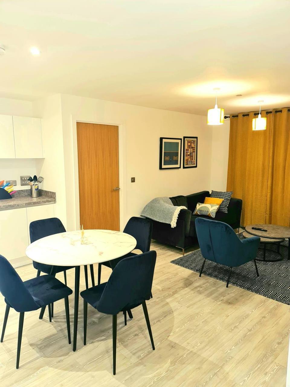 Exquisite Cosy 2-Bed Apartment In Salford Manchester Bagian luar foto
